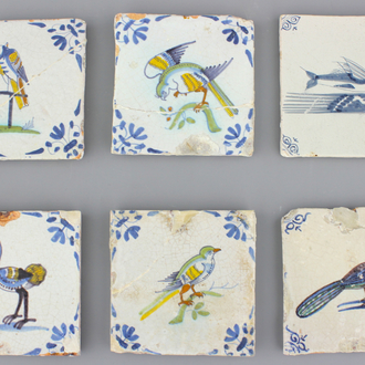 Lot van 6 polychrome en blauw en witte Delftse tegels, 17e eeuw