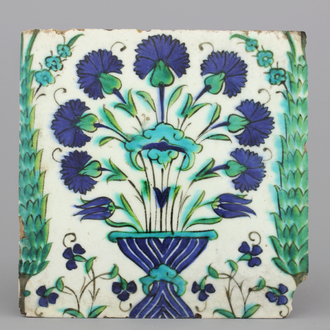 Tegel met bloemenvaas, Damascus, ca 1600