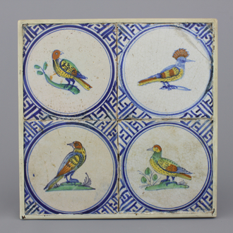 4 ingekaderde polychrome Delftse tegels met vogels, 17e eeuw