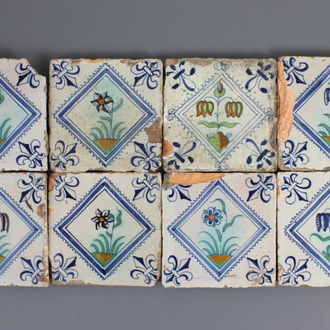 Lot van 8 polychrome Delftse tegels met bloemen, 17e eeuw