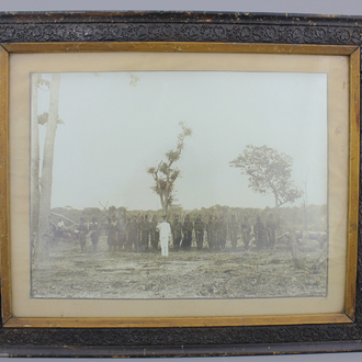 Grote ingekaderde zwart-wit zilvergelatine foto, vermoedelijk Congo, ca 1900