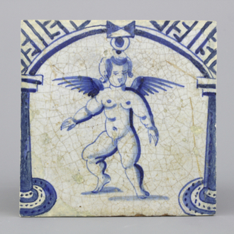 Blauw en witte Delftse tegel met staande putto, 17e eeuw