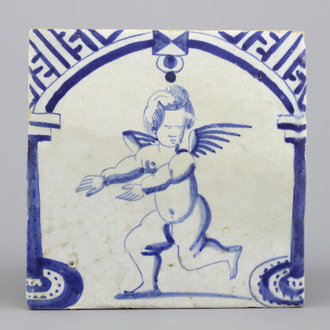 Blauw en witte Delftse tegel met staande putto, 17e eeuw