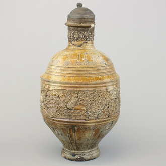 Belangrijke steengoedkruik met wapenschild en tinmontuur, Raeren, ca 1600