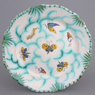 Assiette à bordure festonnée en faïence de Bruxelles, décor papillons, 18e