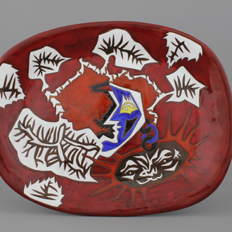 Ovalen schotel met rode fondkleur, Jean Lurçat (1892-1966), 20e eeuw