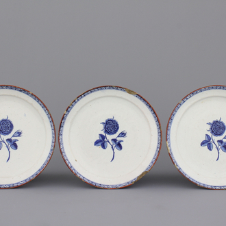 Lot de 3 plats en faïence de Delft avec roses, 18e