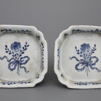 Paire de supports pour porte-fleurs en faïence de Delft, bleu et blanc, 18e