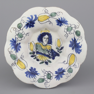 Plat orangiste côtelé en faïence polychrome de Delft, portrait Queen Mary, 18e