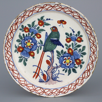 Plat en faïence polychrome de Delft, décor perroquet, 18e