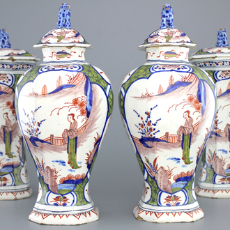 Garniture couverte de 4 pièces en faïence de Delft, polychrome avec chinoiserie, début 18e