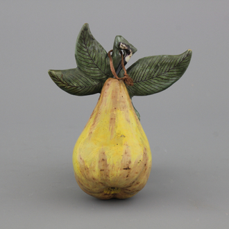 Poire en faïence polychrome de Delft, 18e