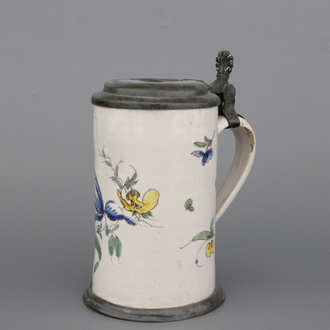 Gobelet en faïence polychrome française avec monture en étain, 18e