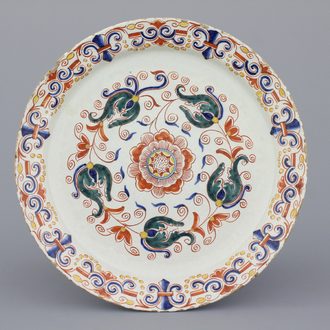 Plat en faïence polychrome de Delft, avec bord "fleurs de lys", 18e