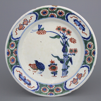 Plat de caille en faïence polychrome de Delft en style Kakiemon, début 18e