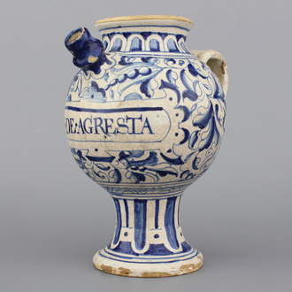 Chevrette de sirop en majolique d'Anvers, bleu et blanc, décor "foglie", env. 1580