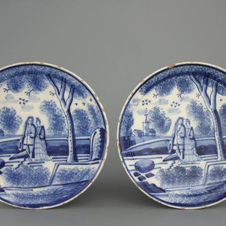 Paire d'assiettes en faïence de Delft, bleu et blanc, décor scène romantique, 18e