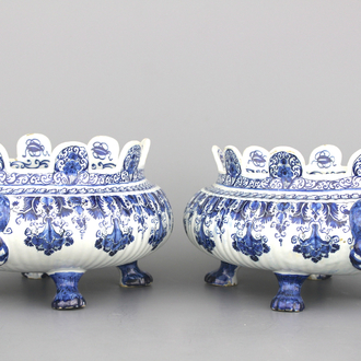 Paire exceptionnelle de rafraichissoirs de verres en faïence de Delft, bleu et blanc, Cornelis Cuipers, De Metaale Pot, 1724-1757