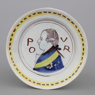 Plat en faïence polychrome de Delft, décor portrait royal, inscription "PVOR", env. 1700