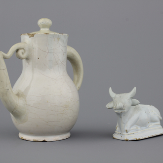 Vache allongée en faïence blanche de Delft, et cruche couverte, 18e