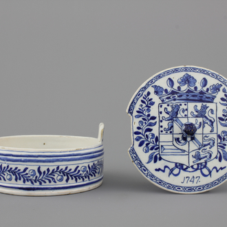Beurrier rare en faïence de Delft, bleu et blanc, décor écusson royal, daté 1747