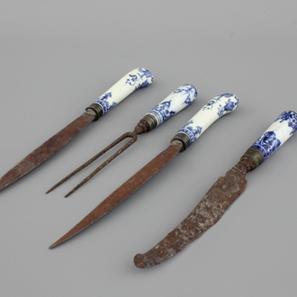 Lot de 4 poignées de couteaux et fourchettes en faïence douce française, bleu et blanc, Saint-Cloud, 18e