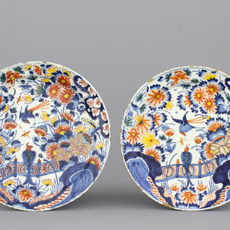 Paire de plats en faïence polychrome de Delft avec chinoiserie, décor oiseau sur une haie, env. 1700