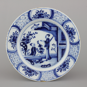 Plat en faïence de Delft, bleu et blanc avec chinoiserie, 18e