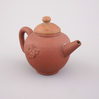 Théière miniature en faïence de Delft, en grès rouge, 18e