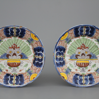 Paire de petits plats queu-de-paon en faïence polychrome de Delft, 18e