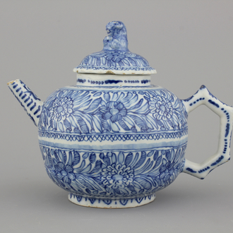 Théière fine couverte en faïence de Delft, bleu et blanc, 18e