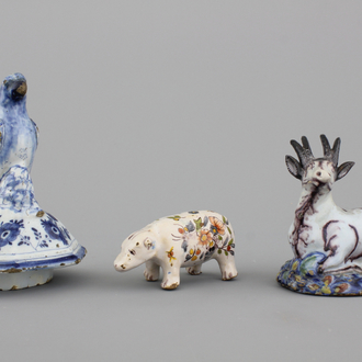 Cerf allongée en faïence polychrome de Delft, 18e
