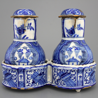 Porte huilier-vinaigrier en faïence de Delft, bleu et blanc avec chinoiserie, fin 17e