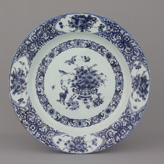 Plat impressionant de Rouen, bleu et blanc avec chinoiserie, fin 17e