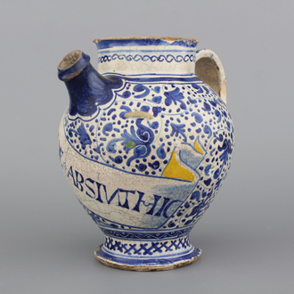 Chevrette de sirop en majolique d'Anvers du début, bleu et blanc et jaune, décor "sgraffiato", 1540-1580