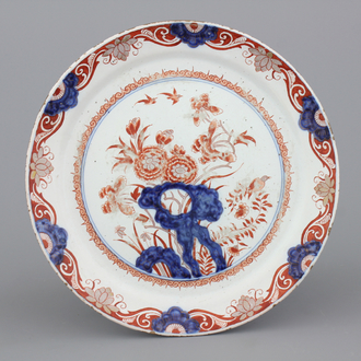 Plat en faïence de Delft doré, décor fleurs et oiseaux, env. 1700