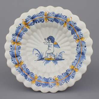 Plat "compendario" côtelé polychrome, décor de putto, Nevers, 17e
