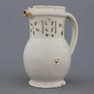 Pichet trompeur en blanc de Delft, fin 17e