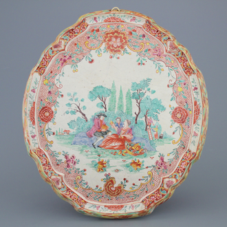 Plaque en faïence de Delft à petit feu et doré, décor scènes romantiques, début 18e