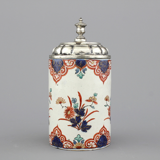 Gobelet cylindrique couvert en argent, en faïence de Delft doré, 18e