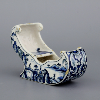 Râtelier à pipes rare en faïence de Delft, bleu et blanc en modèle de luge, 18e
