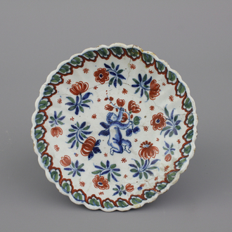 Plat côtelé en faïence polychrome de Delft, décor putto, début 18e