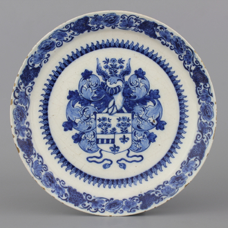 Plat fin à écusson en faïence de Delft, bleu et blanc, env. 1700