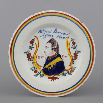 Plat orangiste en faïence polychrome de Delft, décor portrait royal, 18e