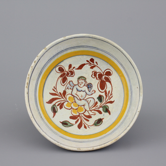 Coupe en faïence polychrome de Delft, décor putto, 17e