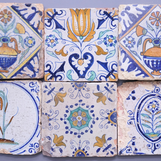 Lot de 6 carreaux différents en faïence polychrome de Delft, 17e