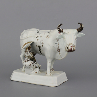 Vache et trayeurs en faïence blanche de Delft, peinte froide, 18e