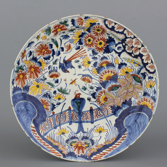 Plat en faïence polychrome de Delft avec chinoiserie, décor oiseau sur une haie, début 18e