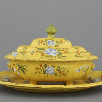 Grande terrine couverte en faïence du Sud de la France, fond jaune, décor floral, fin 18e