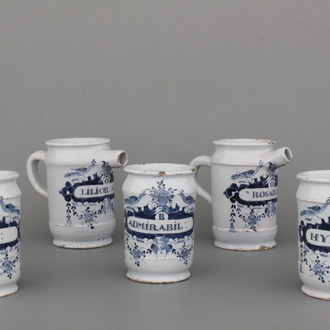 Collection de 5 chevrettes à sirop et albarello en faïence de Delft, bleu et blanc, env. 1760